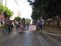 Ciclistas y patineto, ruta RecreActiva, Centro Histórico, Guadalajara. Fotografía: Juan José Carrillo Coronel