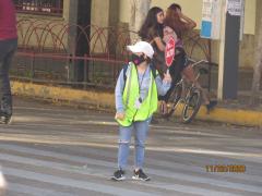 Mujer organizando tránsito entre peatones y participantes, ruta RecreActiva, Centro Histórico, Guadalajara. Fotografía: Juan José Carrillo Coronel