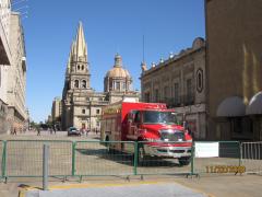 Vallas metálicas junto con un camión de bomberos, como herramientas en el filtro sanitario, centro de Guadalajara. Fotografía: Juan José Carrillo Coronel