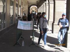 Jóvenes encargados de tomar temperatura y entregar gel antibacterial I, Centro Histórico, Guadalajara. Fotografía: Juan José Carrillo Coronel