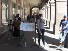 Jóvenes encargados de tomar temperatura y entregar gel antibacterial, Centro Histórico, Guadalajara. Fotografía: Juan José Carrillo Coronel