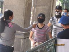 Jóvenes encargados de tomar temperatura y entregar gel antibacterial, Centro Histórico, Guadalajara. Fotografía: Juan José Carrillo Coronel