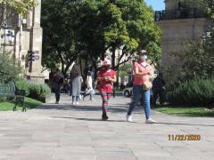 Mujer y niña con cubrebocas en Centro Histórico de Guadalajara. Fotografía: Juan José Carrillo Coronel.