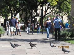 Personas pasean con cubrebocas en Centro Histórico de Guadalajara. Fotografía: Juan José Carrillo Coronel.