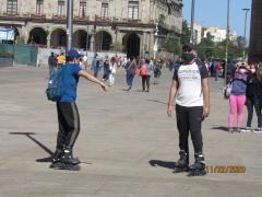 Par de jóvenes con cubrebocas en patines, en Centro Histórico de Guadalajara. Fotografía: Juan José Carrillo Coronel