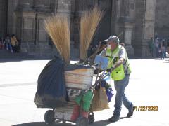 Trabajador del aseo público de Guadalajara con cubrebocas. Fotografía: Juan José Carrillo Coronel