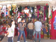 Clientes del tianguis navideño con el uso del cubrebocas. Fotografía: Juan José Carrillo Coronel
