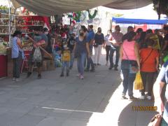 Clientes del tianguis navideño con el uso del cubrebocas. Fotografía: Juan José Carrillo Coronel