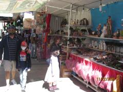 Clientes del tianguis navideño con el uso del cubrebocas. Fotografía: Juan José Carrillo Coronel