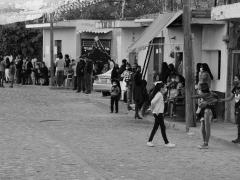 Gente del pueblo espera el inicio de la procesión de la Virgen de la Esperanza, San Andrés, Magdalena, Jalisco. Fotografía: Juan José Carrillo Coronel.
