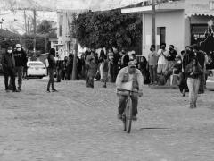 Gente del pueblo espera el inicio de la procesión de la Virgen de la Esperanza, San Andrés, Magdalena, Jalisco. Fotografía: Juan José Carrillo Coronel.