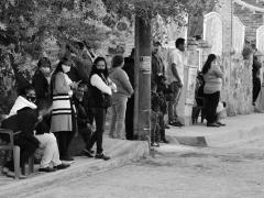 Gente del pueblo espera el inicio de la procesión de la Virgen de la Esperanza, San Andrés, Magdalena, Jalisco. Fotografía: Juan José Carrillo Coronel.