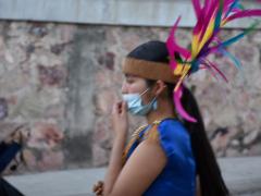 Mujer danzante durante procesión a la Virgen de la Esperanza, San Andrés, Magdalena, Jalisco. Fotografía de Juan José Carrillo Coronel