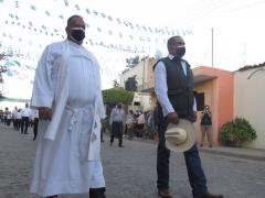 Párroco y autoridad civil en procesión de la Virgen de la Esperanza, San Andrés, Magdalena, Jalisco. Fotografía: Juan José Carrillo Coronel