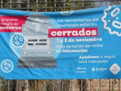 Pancarta del Ayuntamiento de Tlajomulco, Jalisco anuncia cierra de cementerios en noviembre del 2020. Fotografía: Juan José Carrillo Coronel