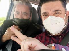 Adulto mayor acude en vehículo acompañado por su hijo a la aplicación de vacuna, Zapopan, Jalisco. Adultos mayores del pueblo y de diferentes municipios asistieron a la vacunación con cubrebocas y medidas sanitarias de prevención, Magdalena, Jalisco. Fotografía: Juan José Carrillo Coronel.