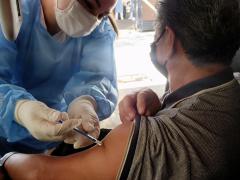Adulto mayor acude en vehículo acompañado por su hijo a la aplicación de vacuna, Zapopan, Jalisco. Adultos mayores del pueblo y de diferentes municipios asistieron a la vacunación con cubrebocas y medidas sanitarias de prevención, Magdalena, Jalisco. Fotografía: Juan José Carrillo Coronel.