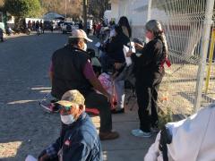 Adultos mayores del pueblo y de diferentes municipios asistieron a la vacunación con cubrebocas y medidas sanitarias de prevención, Magdalena, Jalisco. Fotografía: Juan José Carrillo Coronel.
