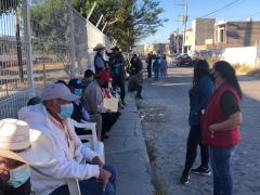 Adultos mayores del pueblo y de diferentes municipios asistieron a la vacunación con cubrebocas y medidas sanitarias de prevención, Magdalena, Jalisco. Fotografía: Juan José Carrillo Coronel.