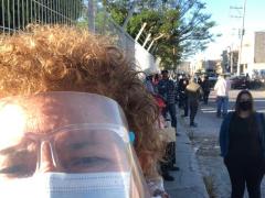 Selfie de adulta mayor en espera de la vacuna con cubrebocas y medidas sanitarias de prevención, Magdalena, Jalisco. Fotografía: Juan José Carrillo Coronel.