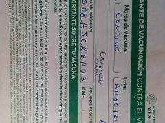 Comprobante de aplicación de vacuna contra el COVID19 a adulto mayor hombre. Fotografía: Juan José Carrillo Coronel.