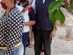 Padre e hijo con cubrebocas hacen fila para ingresar a la institución educativa. Fotografía: Juan José Carrillo Coronel.