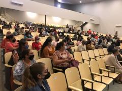 Adultos entre 50 y 59 años en espera de la vacuna, Auditorio Rubén Arce Velador, Magdalena, Jalisco. Fotografía: Juan José Carrillo Coronel.
