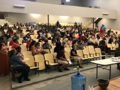 Adultos entre 50 y 59 años en espera de la vacuna, Auditorio Rubén Arce Velador, Magdalena, Jalisco. Fotografía: Juan José Carrillo Coronel.