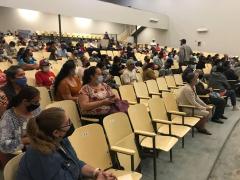 Adultos entre 50 y 59 años en espera de la vacuna, Auditorio Rubén Arce Velador, Magdalena, Jalisco. Fotografía: Juan José Carrillo Coronel.