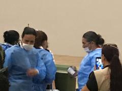 Personal médico se prepara para aplicar la vacuna a adultos de 50 a 59 años, Magdalena, Jalisco. Fotografía: Juan José Carrillo Coronel