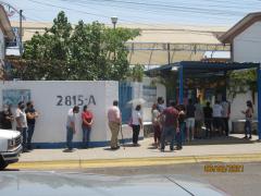 Fila para votar en las elecciones locales en pandemia, Tlaquepaque, Jalisco. Fotografía: Juan José Carrillo Coronel.