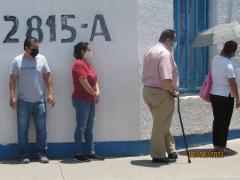 Fila para votar en las elecciones locales en pandemia, Tlaquepaque, Jalisco. Fotografía: Juan José Carrillo Coronel.
