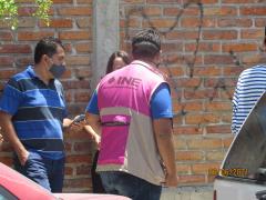 Personal del INE supervisa las medidas sanitarias entre los electores, Tlaquepaque, Jalisco. Fotografía: Juan José Carrillo Coronel.