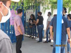 Aplicación de gel a electores antes de ingresar a la casilla, Tlaquepaque, Jalisco. FotografíaJuan José Carrillo Coronel.
