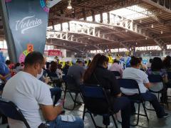 Población de 40 y más en el recinto del Auditorio esperan a ser vacunados, Zapopan. Fotografía: Juan José Carrillo Coronel.