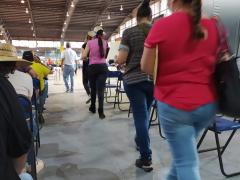 Personas abandonan el lugar después de no haber tenido reacción alguna a la vacuna, Zapopan. Fotografía: Juan José Carrillo Coronel.