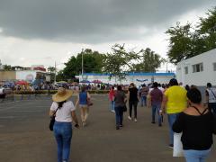 Personas en el exterior del auditorio después de ser vacunados, Zapopan. Fotografía: Juan José Carrillo Coronel.