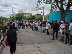 Fila para ingresar a la jornada de vacunación, Auditorio Benito Juárez, Guadalajara. Fotografía: Juan José Carrillo Coronel.