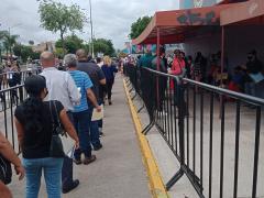 Fila para ingresar a la jornada de vacunación, Auditorio Benito Juárez, Guadalajara. Fotografía: Juan José Carrillo Coronel.