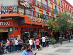 El exterior de la Plaza Comercial Tecnocentro, Guadalajara, Jalisco. Fotografía: Lía Fernanda Rodríguez Cerrillo.