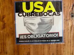 Póster pequeño Usa cubrebocas ¡es obligatorio¡ afé colonial “Loretta”, Pátzcuaro. Fotografía: Gloria Elisa Melgarejo García.