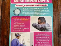 Póster Aviso importante. Paisano, bienvenido a Mochoacán, Ayuntamiento de Pátzcuaro. Fotografía: Gloria Elisa Melgarejo García.