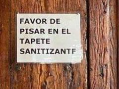 Letrero Favor de pisar en el tapete sanitizante, Ayuntamiento de Pátzcuaro. Fotografía: Gloria Elisa Melgarejo García.