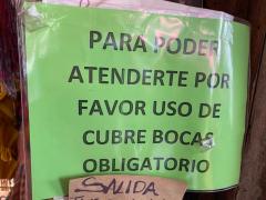 Letrero Para poder atendierte por favor uso de cubrebocas obligatorio, Galería "La Casa Grande", Pátzcuaro. Fotografía: Gloria Elisa Melgarejo García.