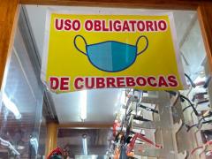 Letrero Uso obligatorio de cubrebocas, Pátzcuaro. Fotografía: Gloria Elisa Melgarejo García.