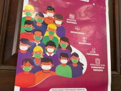 Póster muestra a un conjunto de personas en caricatura portando cubrebocas e informando quiénes son los más vulnerables al COVID-19. Fotografía: Gloria Elisa Melgarejo García