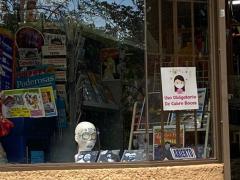 Letrero con figura de una niña usando cubrebocas para informar que su uso es necesario para prevenir el COVID-19. Fotografía: Gloria Elisa Melgarejo García.