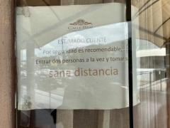 Letrero acceso a dos personas a la vez para prevenir el COVID-19, Calle Real. Dulces morelianos. Fotografía: Gloria Elisa Melgarejo García.
