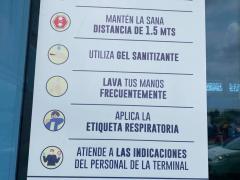 Cartel con medidas de prevención de COVID-19 en Centro de Autobuses Morelia. Fotografía: Gloria Elisa Melgarejo García.