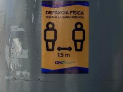 Cartel con sana distancia para prevenir el COVID-19. Fotografía: Gloria Elisa Melgarejo García.
